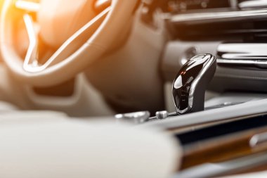   Elle vites kutusunun şanzıman kolunu kapat. Hızlandırıcı sapı ve yeni bir arabanın düğmeleri.