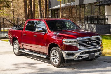 Novosibirsk, Rusya - 15 Mayıs 2024: Kırmızı Dodge Ram 1500 LongHorn. Başka araba ve insan yok.. 