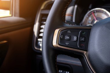 Çalıştırma düğmeleri olan direksiyonu kapat