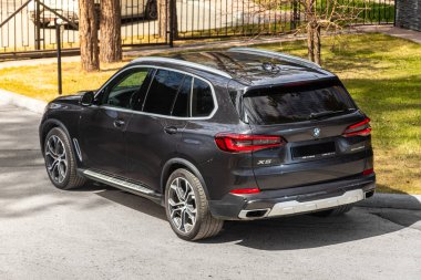 Novosibirsk, Rusya - 15 Mayıs 2024: BMW X5, şehirde park edilmiş SUV, arka görüş
