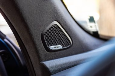 Novosibirsk, Rusya - 15 Mayıs 2024: Geely Monjaro, yakın çekim müzik sütunu