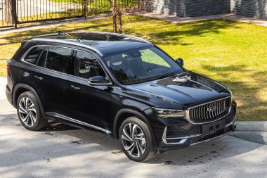 Novosibirsk, Rusya - 15 Mayıs 2024: Siyah Geely Monjaro SUV yaz mevsiminde park halinde.