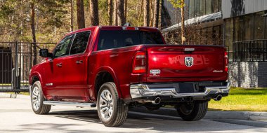 Novosibirsk, Rusya - 15 Mayıs 2024: Kırmızı Dodge Ram 1500 LongHorn. Başka araba ve insan yok.. 