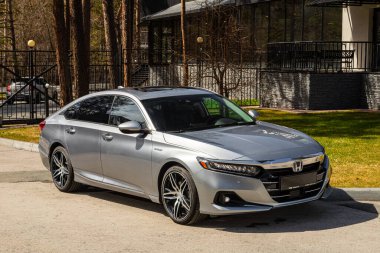 Novosibirsk, Rusya - 15 Mayıs 2024: Honda Accord, sedan, şehir manzaralı