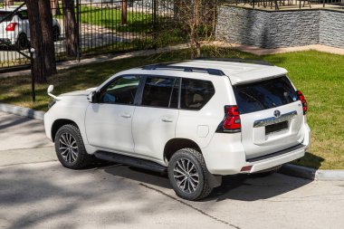 Novosibirsk, Rusya - 15 Mayıs 2024: Beyaz Toyota arazi kruvazörü yaz mevsiminde park halindeydi.