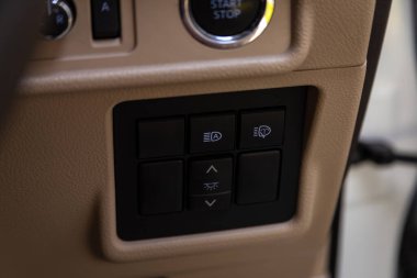 Novosibirsk, Rusya - 15 Mayıs 2024: beyaz Toyota arazi kruvazörü, koltuk farları yakın plan. modern araba iç mimarisi