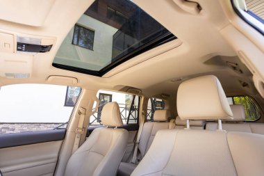 Novosibirsk, Rusya - 15 Mayıs 2024: Beyaz Toyota Land Cruiser, Deri iç tasarım, kapak ve koltuk kemeri ile sürücü koltukları.