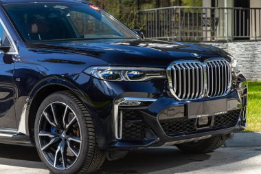 Novosibirsk, Rusya - 15 Mayıs 2024: siyah BMW X7, yeni araba ön görünümü: ksenon far, yan ayna, tampon ve kaput 
