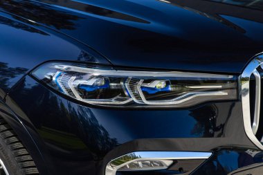 Novosibirsk, Rusya - 15 Mayıs 2024: siyah BMW X7, açık ışık, tampon, sis lambaları ile arabanın yakın çekim