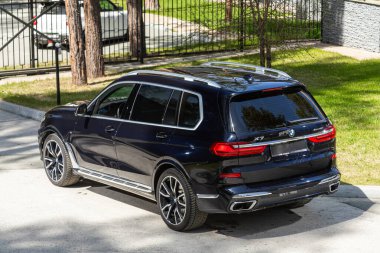 Novosibirsk, Rusya - 15 Mayıs 2024: bir şehrin siyah BMW X7 'si. Başka araba ve insan yok.. 