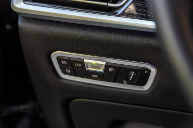 Novosibirsk, Rusya - 15 Mayıs 2024: siyah BMW X7, yakın plan koltuk farları. modern araba iç mimarisi