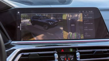 Novosibirsk, Rusya - 15 Mayıs 2024: siyah BMW X7, ters kamerayı monitörle kapat, düğmeler 