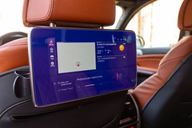 Novosibirsk, Rusya - 15 Mayıs 2024: siyah BMW X7, tasarım, radyo, oyuncu ve kontrol düğmeleri için monitörü olan bir araç panelinin yakın çekimi.