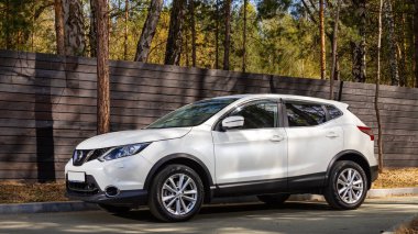 Novosibirsk, Rusya - 15 Mayıs 2024: beyaz Nissan Qashqai bir şehrin parkı. Başka araba ve insan yok.. 