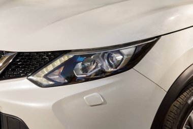 Novosibirsk, Rusya - 15 Mayıs 2024: beyaz Nissan Qashqai, açık ışık, tampon, sis lambaları ile arabanın kapağı