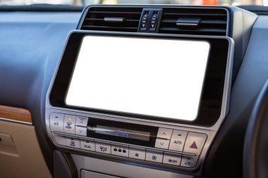 Tasarım, radyo, oyuncu ve kontrol düğmeleri için beyaz monitörlü bir araç panelinin yakın plan görüntüsü.