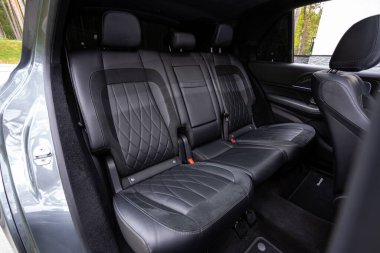 Novosibirsk, Rusya - 01 Haziran 2024: gri Mercedes-Benz GLE AMG 63, emniyet kemerli siyah arka koltuklara yakın çekim. modern araba interio