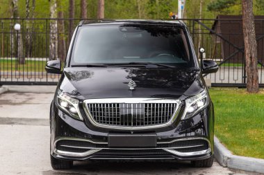 Novosibirsk, Rusya - 01 Haziran 2024: siyah Mercedes-Benz V sınıfı, ön manzara. Park yerinde lüks bir minivan. 