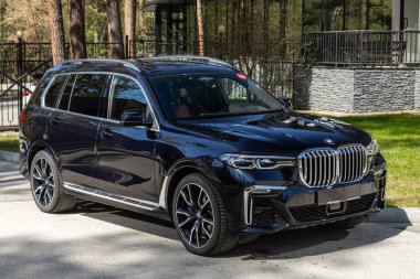 Novosibirsk, Rusya - 15 Mayıs 2024: bir şehrin siyah BMW X7 'si. Başka araba ve insan yok.. 