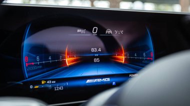 Novosibirsk, Rusya - 01 Haziran 2024: Mercedes-Benz GLE AMG 63, gösterge paneli parlak ışıkla aydınlatılmıştır. Hız göstergesi, daire ölçer, yağ ve yakıt seviyesi