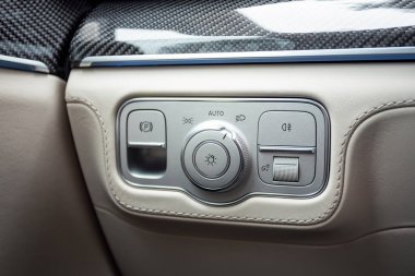 Novosibirsk, Rusya - 01 Haziran 2024: Mercedes-Benz GLE AMG 63, yakın çekim farı düğmeleri. modern araba iç mimarisi