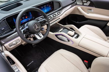 Novosibirsk, Rusya - 01 Haziran 2024: Mercedes-Benz GLE AMG 63, Araç İçi - direksiyon, vites kolu ve gösterge paneli, iklim kontrolü, hız göstergesi, ekran 