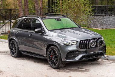Novosibirsk, Rusya - 01 Haziran 2024: Gri Mercedes-Benz GLE AMG 63 yaz zamanı park halinde, ön manzara