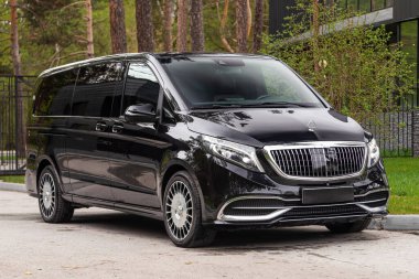 Novosibirsk, Rusya - 01 Haziran 2024: siyah Mercedes-Benz V sınıfı, ön manzara. Park yerinde lüks bir minivan. 