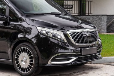Novosibirsk, Rusya - 01 Haziran 2024: siyah Mercedes-Benz V-sınıfı, yeni ön görüş: ksenon far, yan ayna, tampon ve kaput 