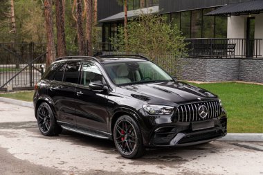 Novosibirsk, Rusya - 01 Haziran 2024: Mercedes-Benz GLE AMG 63 şehirde park etti. Başka araba ve insan yok.. 