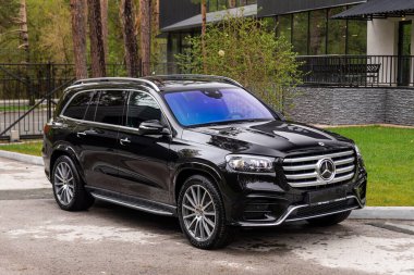 Novosibirsk, Rusya - 01 Haziran 2024: Mercedes-Benz GLS yazın parka park etti, ön manzara