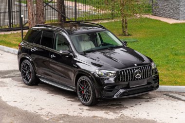 Novosibirsk, Rusya - 01 Haziran 2024: Mercedes-Benz GLE AMG 63 şehirde park etti. Başka araba ve insan yok.. 