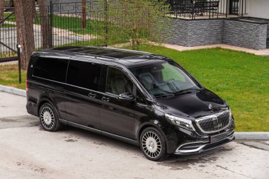 Novosibirsk, Rusya - 01 Haziran 2024: siyah Mercedes-Benz V sınıfı, yaz mevsiminde park edilmiş, ön manzara