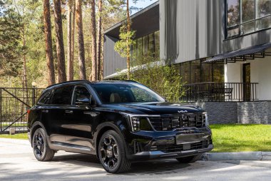 Novosibirsk, Rusya - 10 Temmuz 2024: Kia Sorento şehre park etti. Başka araba ve insan yok.. 
