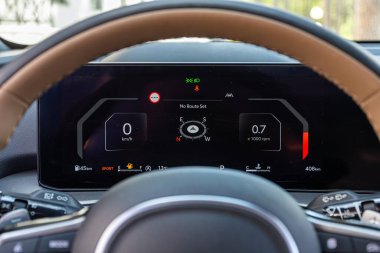 Novosibirsk, Rusya - 10 Temmuz 2024: Kia Sorento, Araç İçi - direksiyon, vites kolu ve gösterge paneli, iklim kontrolü, hız göstergesi, 