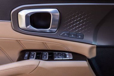 Novosibirsk, Rusya - 10 Temmuz 2024: Kia Sorento, araç panelinde koltuk ayarlama düğmeleri, ticari işaret yok