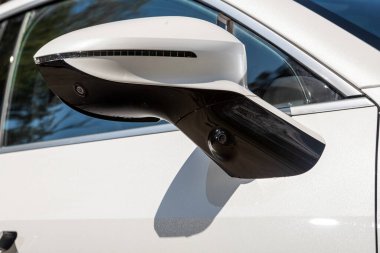 Novosibirsk, Rusya - 10 Temmuz 2024: Beyaz Avatr 11, yakın plan bir arabanın yan aynası. Dış detay