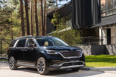 Novosibirsk, Rusya - 10 Temmuz 2024: Kia Karnavalı kente park edildi, ön manzara