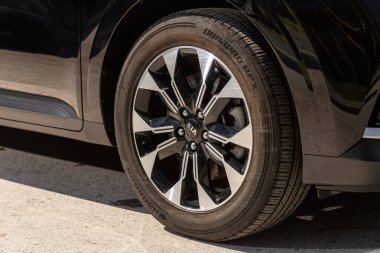 Novosibirsk, Rusya - 10 Temmuz 2024: Kia Karnavalı, siyah bir arabanın ön tekeri, dikiz manzaralı