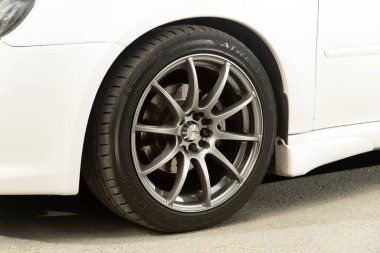 Novosibirsk, Rusya - 10 Temmuz 2024: Subaru Mirası, Beyaz bir arabanın ön tekerleği, dikiz manzaralı