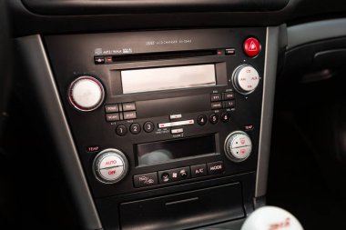 Novosibirsk, Rusya - 10 Temmuz 2024: Subaru Miras, Araba, görünür iklim kontrollü araç içi, alet panelinin parçasının ayarlanması.