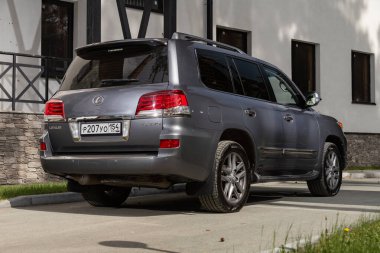 Novosibirsk, Rusya - 10 Temmuz 2024: Lexus LX570 şehirde park edildi. Başka araba ve insan yok.. 
