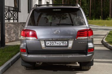Novosibirsk, Rusya - 10 Temmuz 2024: Lexus LX570, şehirde park edilmiş, arka görüş