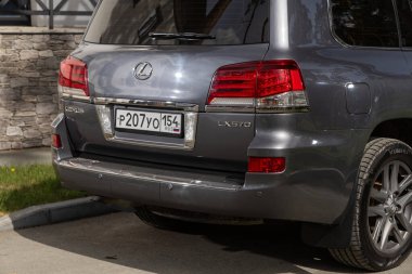 Novosibirsk, Rusya - 10 Temmuz 2024: Lexus LX570, bagaja yakın çekim, far, tampon, arka görüş. 