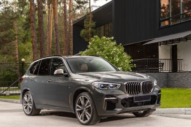 Novosibirsk, Rusya - 10 Temmuz 2024: BMW X5 şehirde park halinde. Başka araba ve insan yok.. 