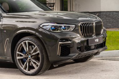 Novosibirsk, Rusya - 10 Temmuz 2024: BMW X5, temiz ışıklı araba, tampon, sis lambası