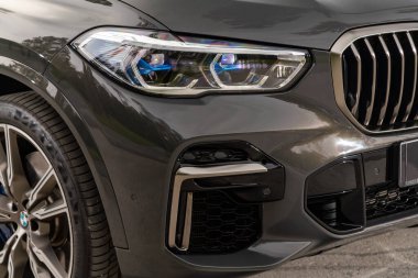 Novosibirsk, Rusya - 10 Temmuz 2024: BMW X5, modern araba ksenon lamba, tampon, tekerlek manzarası