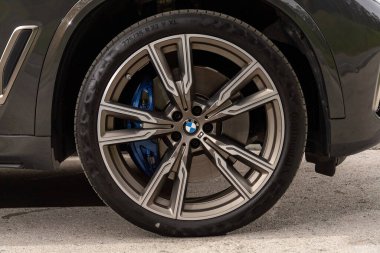 Novosibirsk, Rusya - 10 Temmuz 2024: BMW X5, tampon, alaşımlı tekerlek, araba temizleme, tekerlek