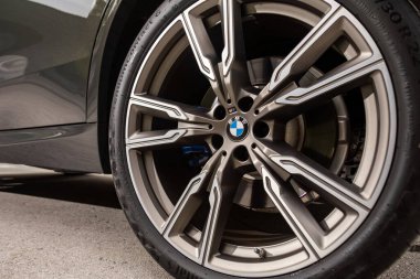 Novosibirsk, Rusya - 10 Temmuz 2024: BMW X5, tampon, alaşımlı tekerlek, araba temizleme, tekerlek