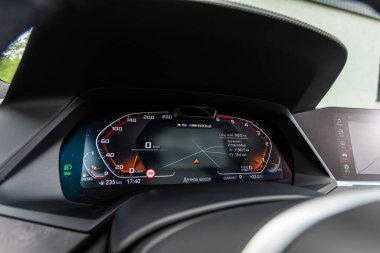 Novosibirsk, Rusya - 10 Temmuz 2024: BMW X5, Araç paneli, dijital parlak hız göstergesi, kilometre sayacı ve diğer araçlar